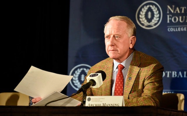 Archie after Peyton, Eli lose: 'I hate football'