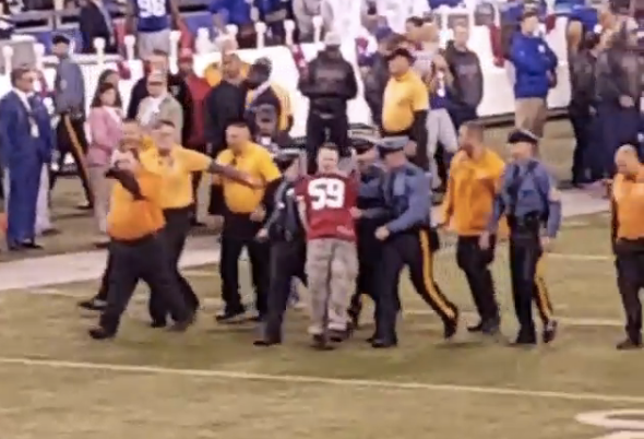 Streaker at MetLife picked up from jail by mom