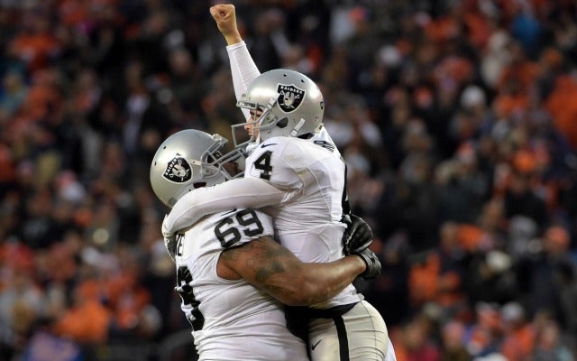 Carr treats Raiders' O-line to flat-screen TVs