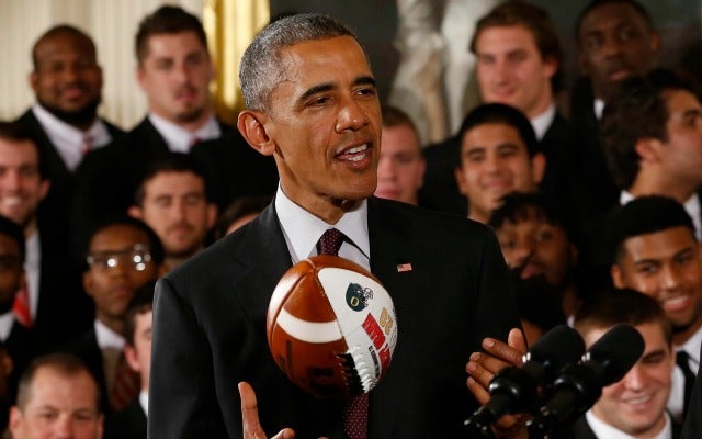 Obama compares self to Rodgers in the pocket