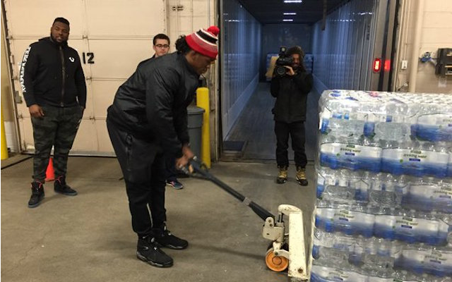 Lions DE delivers 94K bottles of water to Flint