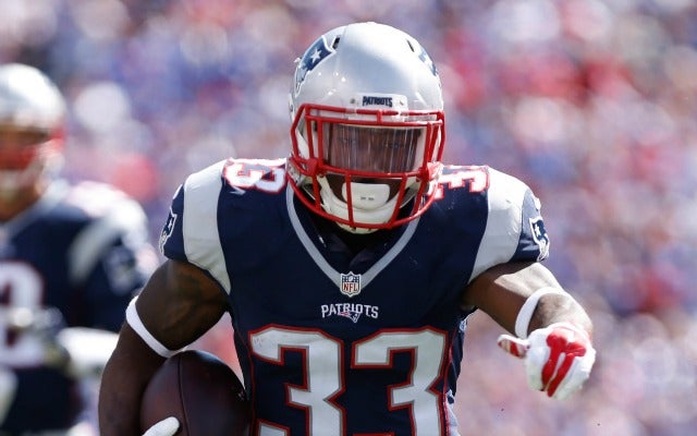 Patriots' Lewis (abdomen) to play vs. Dolphins
