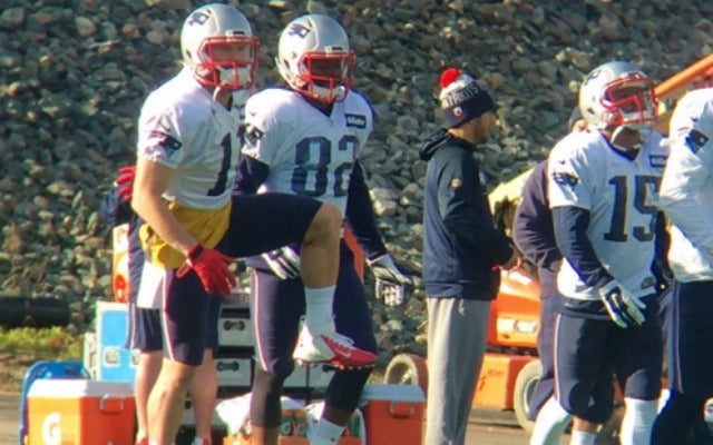 Edelman practices in pads, runs without limp