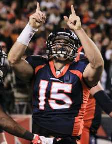 tim_tebow_celebrating_11172011.jpg