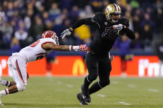 austin-seferian-jenkins-breaks-pinkie.jp