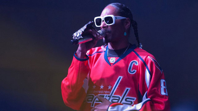 rappers wearing hockey jerseys on X: .@SnoopDogg wearing a Montreal  @CanadiensMTL jersey.  / X