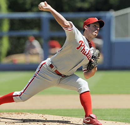Roy Oswalt improves his record to 4-1 with a 1.90 ERA in seven starts since joining Philadelphia on July 29.  (AP)