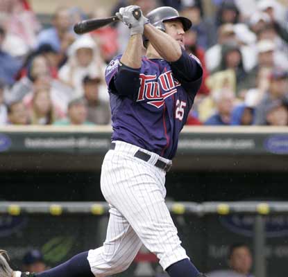 Jim Thome watches his 585th career HR fly out as the Twins drop the Royals to stay 3½ games ahead in the AL Central.  (AP)