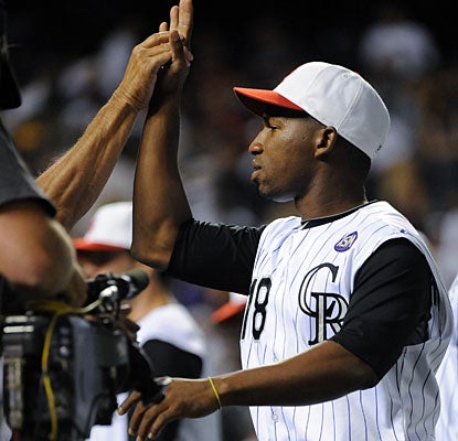Jonathan Herrera's sacrifice fly as a pinch hitter in the seventh is the difference maker for Colorado in this game. (AP)