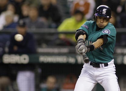 Ichiro Suzuki smacks a crucial RBI in the sixth to help the Mariners edge the Yankees by one run.  (AP)