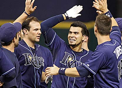 Robinson Chirinos hits a single in the 11th to tie the game, then another with two out in the 12th to seal the win. (AP)