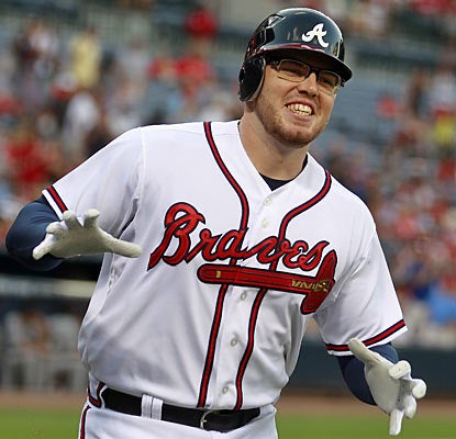Vision problems no more, Freddie Freeman sports his new glasses and the results are clear: three hits, one HR and three RBI. (AP)