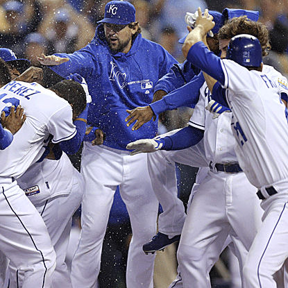 The Royals' Salvador Perez homers off the left-field pole for his first career walkoff home run. (AP)