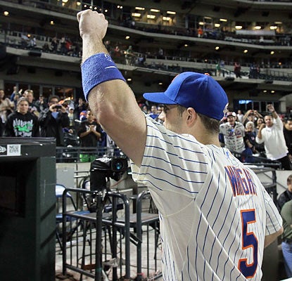 Third baseman David Wright salutes the fans after he breaks the Mets' career hits record of 1,419. (Getty Images)
