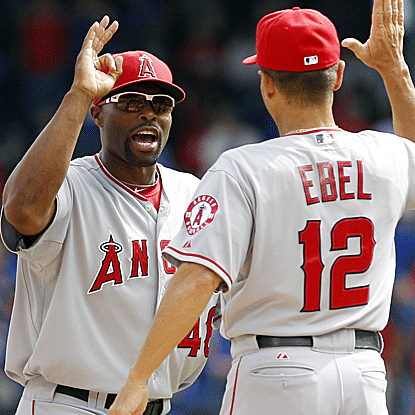 Torii Hunter's (left) two-run, two-out double in the ninth inning puts the Angels over the Rangers. (AP)