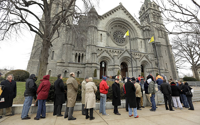 Mourners line up outside the Cathedral Basilica for Stan Musial's public visitation. (AP)