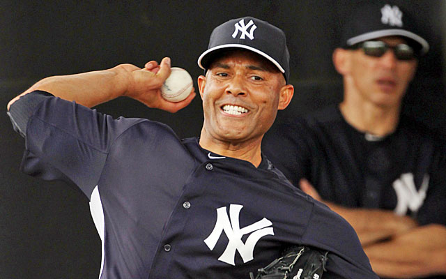 Mariano Rivera throws in the bullpen at Yankees camp as manager Joe Girardi watches. (US Presswire)
