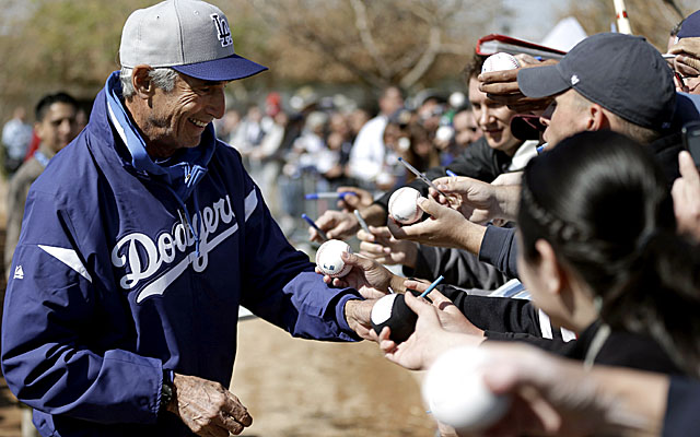 Fans welcome three-time Cy Young winner Sandy Koufax to Dodgers training camp. (AP)