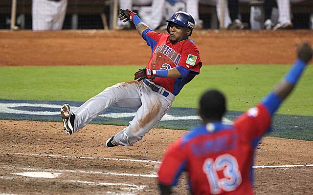 Erick Aybar scores on Jose Reyes' single in the ninth inning of the Dominican Republic's victory. (Getty Images)