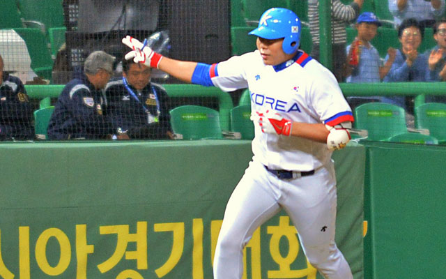 Jung-Ho Kang hit 39 home runs with a .364/.457/.733 slash line in Korea last season. (Getty Images)