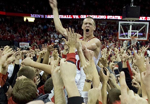 Jon Leuer records 17 points and seven rebounds in Wisconsin's win. 