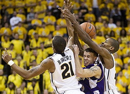 Missouri's Kim English, right, and Laurence Bowers, who ends up with four blocks, strip the ball from Matt Lander. (AP)