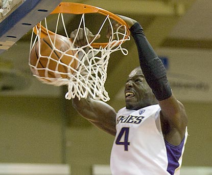 Huskies junior forward Darnell Gant goes the high-percentage route during Washington's 55-point first half.  (AP)