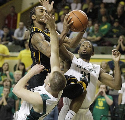 Marcus Denmon splits the Oregon defense for one of his hoops. Denmon finishes the game with 19 points. (AP)