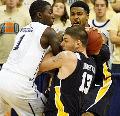 Long Beach State's defense forces No. 9 Pittsburgh into 12 turnovers and 46 percent shooting. (US Presswire)