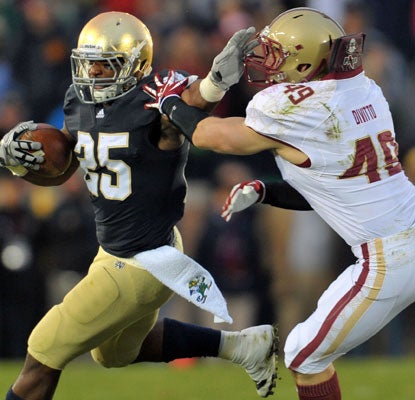 Notre Dame's Jonas Gray stretches his scoring streak to eight games before leaving with a knee injury in the third quarter.  (US Presswire)