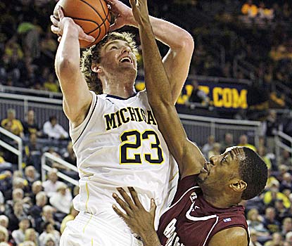 Evan Smotrycz breaks out his first double-double (17 points/11 boards) to help the Wolverines win their fourth straight game. (AP)