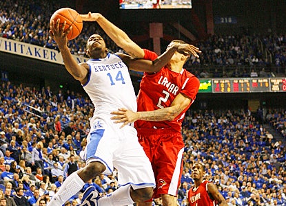 Michael Kidd-Gilchrist fights through Lamar's defense to lead Kentucky with 18 points. (US Presswire)