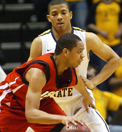 Stacy Wilson (background) and Murray St. holds Jacksonville St. to just 38 percent from the field. (AP)