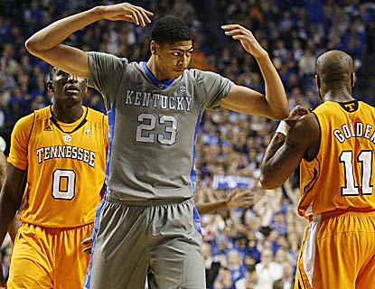 Anthony Davis has 18 points, eight boards and seven blocks as Kentucky extends the nation's longest home win streak. (US Presswire)