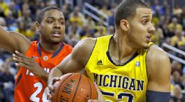 Jordan Morgan contributes a key steal late to help Michigan pad its lead vs. Illinois.