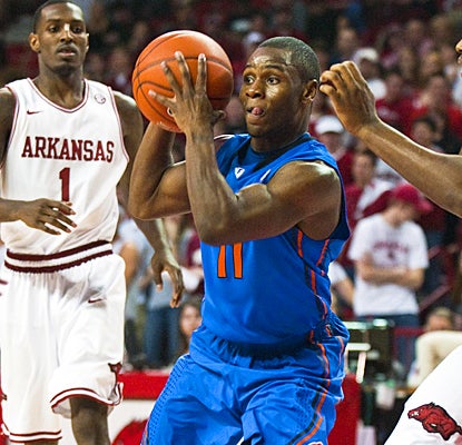 No. 14 Florida's Erving Walker looks to make a pass as he drives through the lane against Arkansas. (AP)