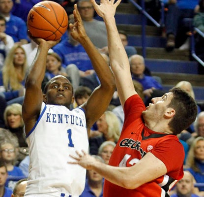 Darius Miller scores 17 points as Kentucky wins its 21st game in a row -- and 52nd straight at home -- in a laugher.  (AP)