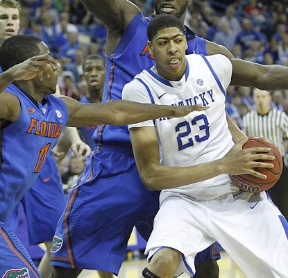 Anthony Davis scores 15 points and helps Kentucky build a 39-25 edge in rebounds with 12 boards.  (US Presswire)