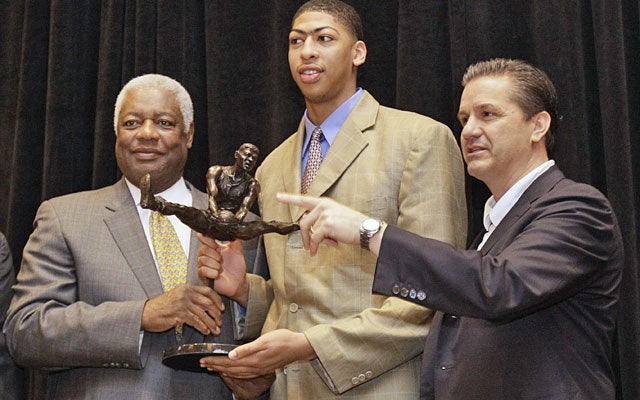 Oscar Robertson and John Calipari present Anthony Davis with the U.S. Basketball Writers award. (AP)