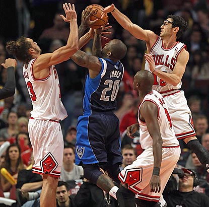 Dallas' Dominique Jones finds himself surrounded by Chicago's Joakim Noah (left), Kirk Hinrich (upper right) and Luol Deng.  (Getty Images)