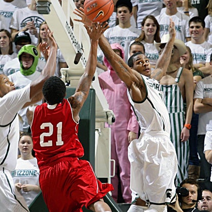 Keith Appling, who scores 13 points in the Spartans' 45-point win over Nicholls State, blocks a shot. (AP)