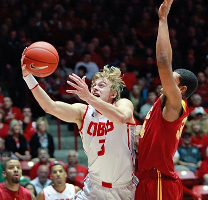 The Lobos' Hugh Greenwood gets it done from beyond the arc, hitting five 3s on his way to a team-best 17 points. (AP)