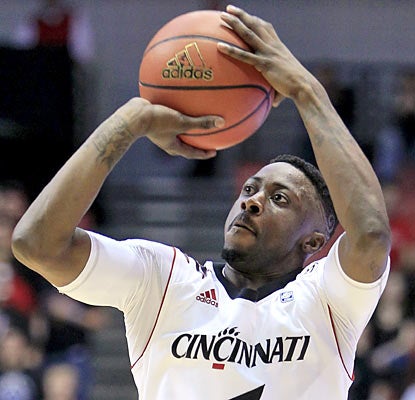 Cincy senior guard Cashmere Wright is near perfect as he shoots 7 of 8 from the field for 20 points.  (AP)
