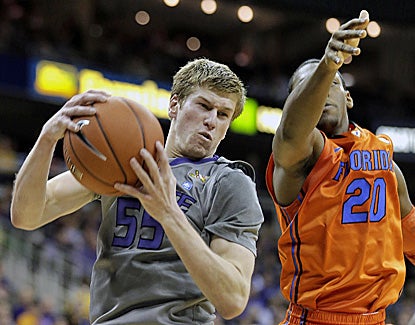 Kansas State's Will Spradling (16 points, five assists) beats Florida's Michael Frazier II to a rebound. (AP)