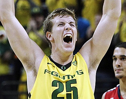 E.J. Singler leads a balanced showing by Oregon on offense with 14 points. He also grabs 7 rebounds to go with 7 assists. (AP)