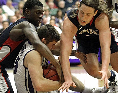 Kelly Olynyk, at right scrapping for a loose ball, scores 21 points for Gonzaga, which has won eight straight. (AP)