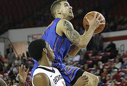 Thanks to 17 points from Scottie Wilbekin, Florida -- which trails in the first half -- continues its dominance in league play. (AP)