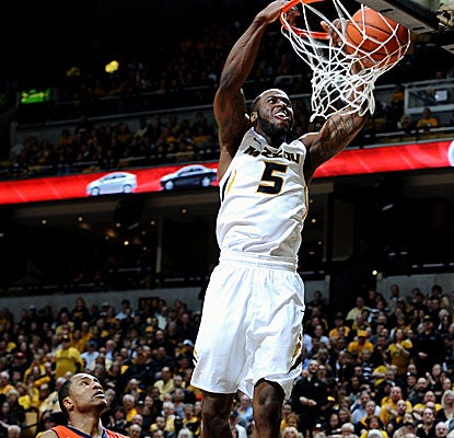 Keion Bell, back in the starting lineup after missing a game to injury, jams home 2 of his season-high 24 points vs. Auburn. (US Presswire)