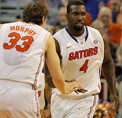 Patric Young and Erik Murphy combine for 32 points and 18 boards as Florida wins its 10th straight. (US Presswire)