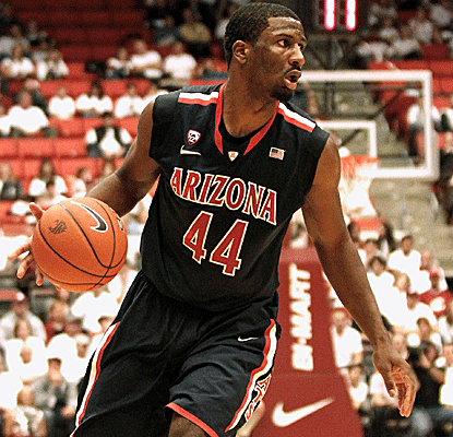 Solomon Hill scores 18 points, one of four Wildcats in double figures in a victory over Washington St.  (Getty Images)
